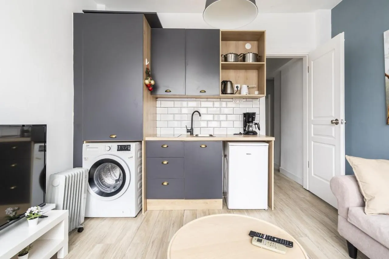Central And Modern Flat 5 Min To Taksim Square Istanboel Appartement